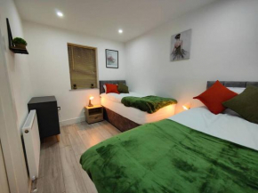 7 Guests - 4 Bedroom - Free Wi-Fi - Kettering